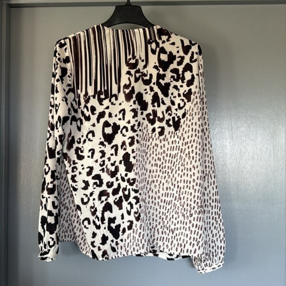 Cabi Women's Wrap Pullover Top V-Neck Long Sleeves Animal Print sz L Tie Neck - Picture 2 of 5